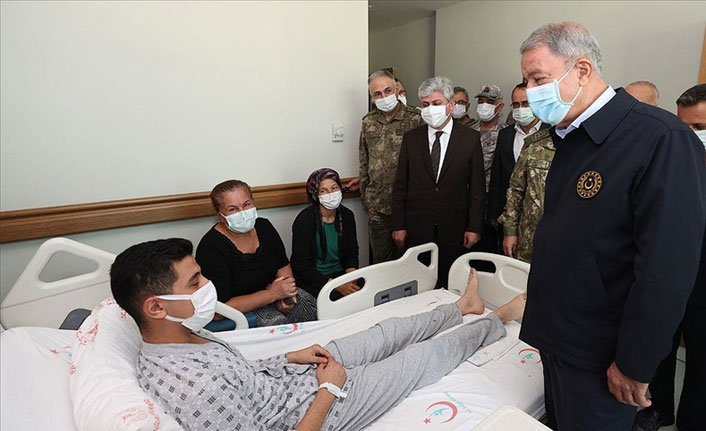 Milli Savunma Bakanı Akar'dan İdlib'de yaralanan askerlere ziyaret