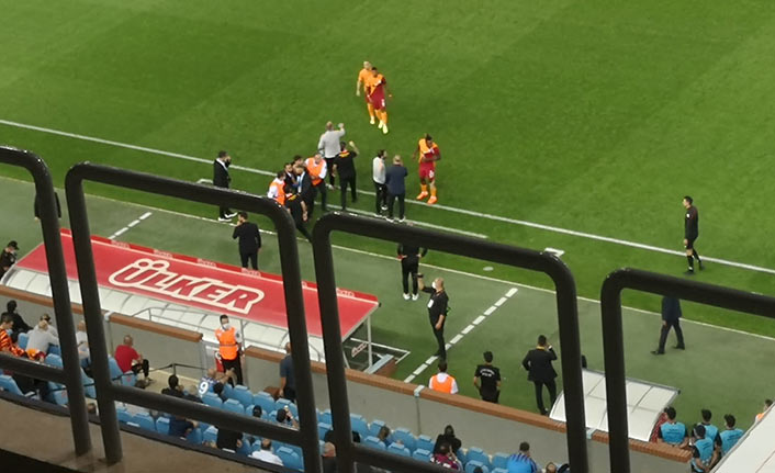Trabzonspor Galatasaray maçında şok olay! Taraftar sahaya girdi