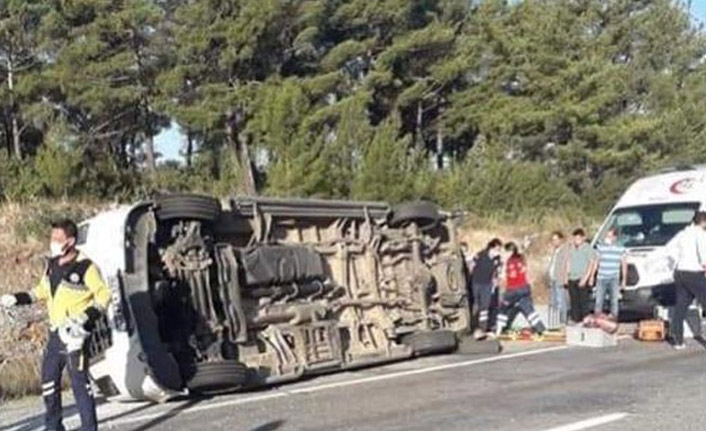 Turistleri taşıyan otobüs ile öğrenci servisi çarpıştı! ölü ve yaralılar var