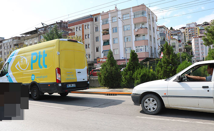Ana caddede halatla otomobil çeken PTT aracı tepki çekti