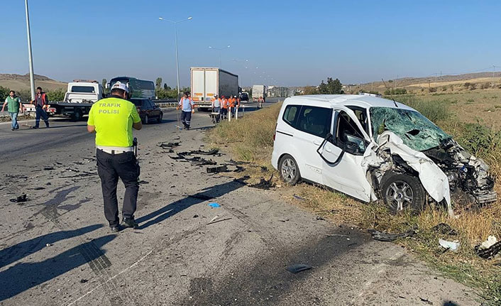 Hız denetimi yapan polis aracına otomobil çarptı: 1’i polis 3 yaralı