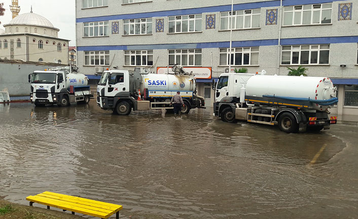 Karadeniz ilinde sağanak çilesi! 2 okulu su bastı