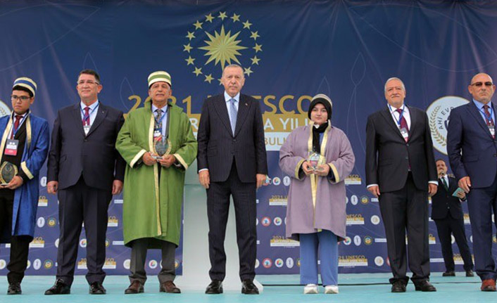 Trabzonlu Yaprak ödülünü Erdoğan'ın elinden aldı