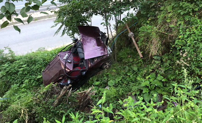 Araç şarampole yuvarlandı! Yaralılar var