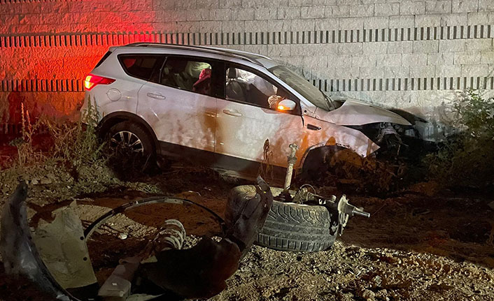 Hurdaya dönen otomobilde yaralı kız arkadaşını bırakıp kaçtı