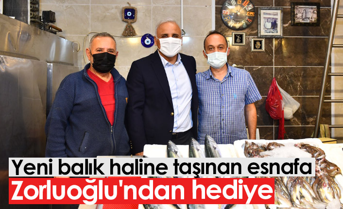 Yeni balık haline taşınan esnafa Zorluoğlu'ndan hediye
