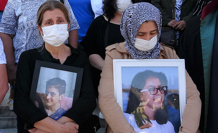 Evlatları yorgun mermiye kurban giden annelerden birbirine destek