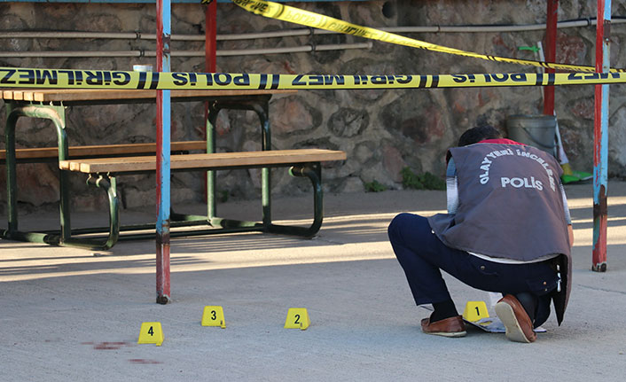 Babası kurşun yağdırdı oğlu bıçakladı