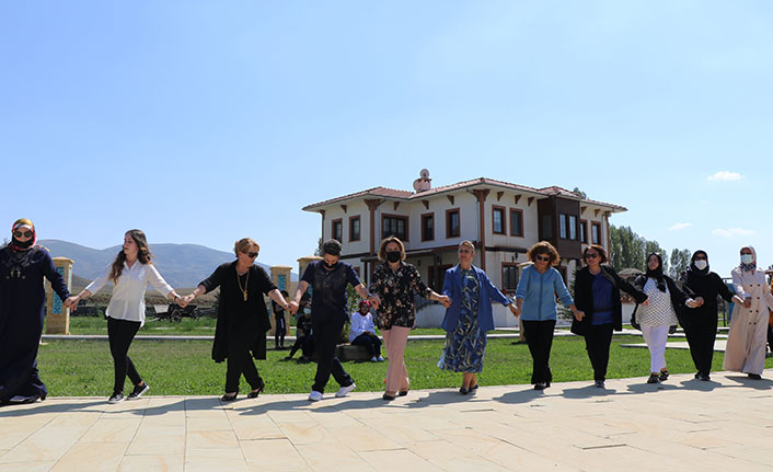 Kadınlardan müze bahçesinde 'Sallama Barı'