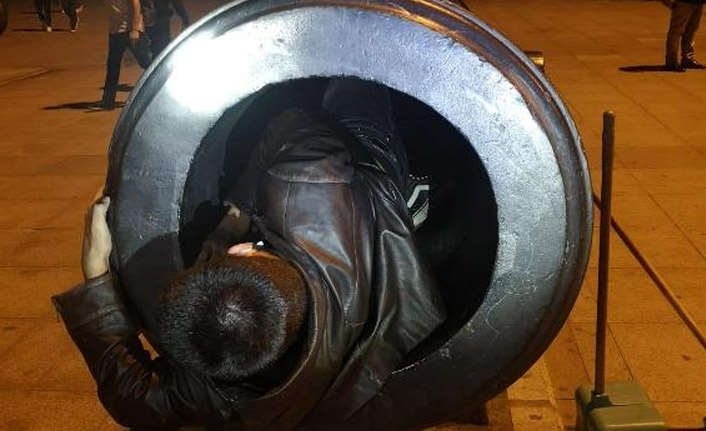 Fotoğraf çektirmek için girdiği topun içinde mahsur kaldı