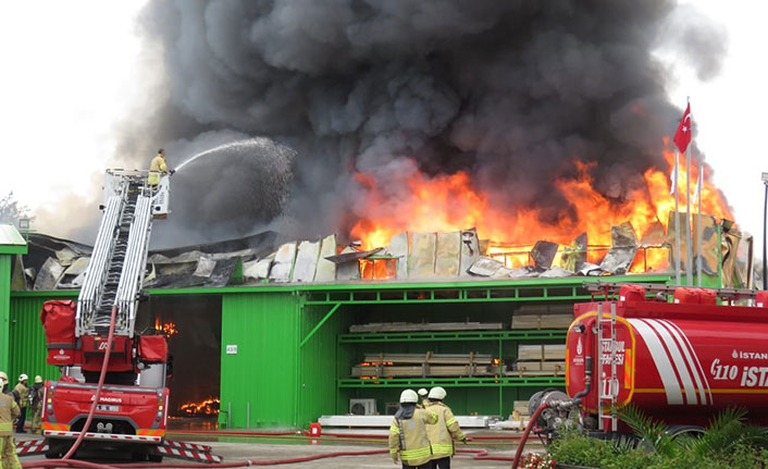 Elektrik malzemeleri üreten fabrika alevlere teslim oldu