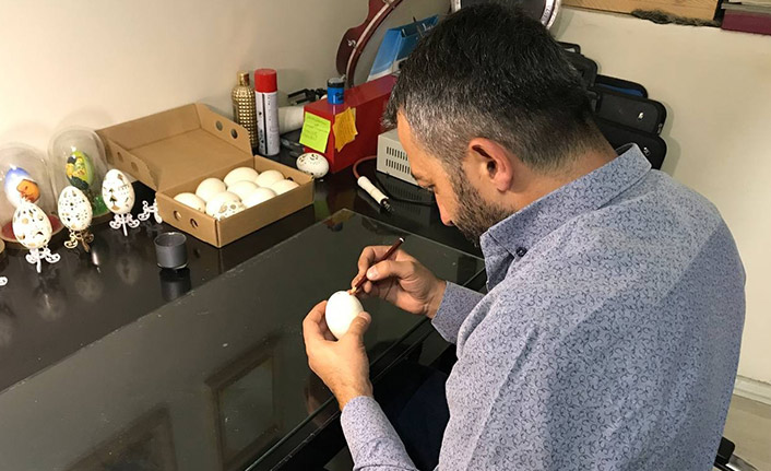Tavuk yumurtasına sanat yapıyor