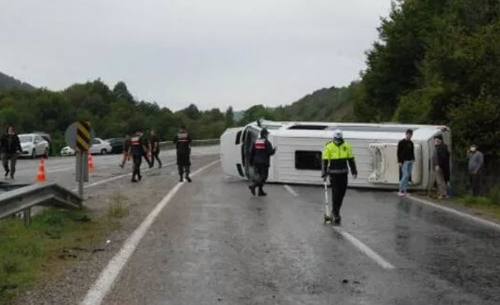 Bartın'da maden işçilerinin minibüsü devrildi