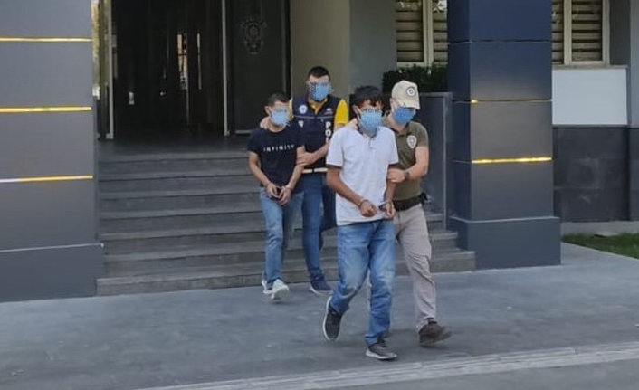 Sokak köpeğini öldürürken yakalandılar!