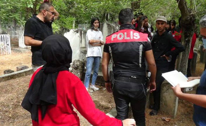 Öğrenciler canlı canlı mezara gömülmüş halde bir bebek buldu