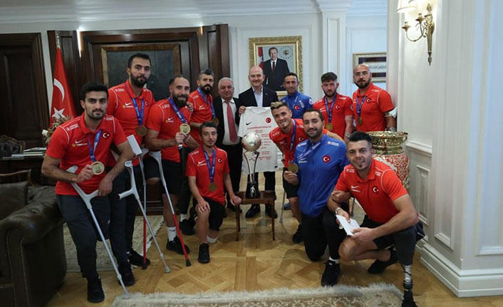 Ampute Futbol Milli Takımından Bakan Soylu'ya ziyaret