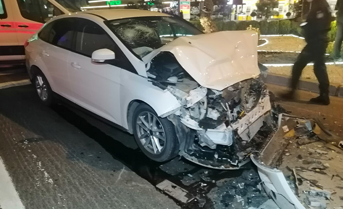 Kırmızı ışıkta duran tıra çarptı!