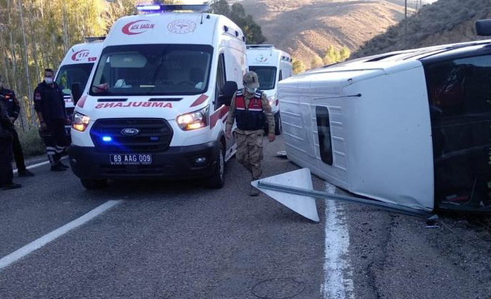 Minibüs ile otobüs çarpıştı: 7 yaralı