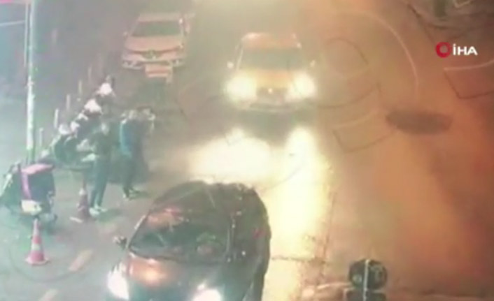 Dehşet anları kamerada: Silahla dizlerinden vurup yerde tekmelediler