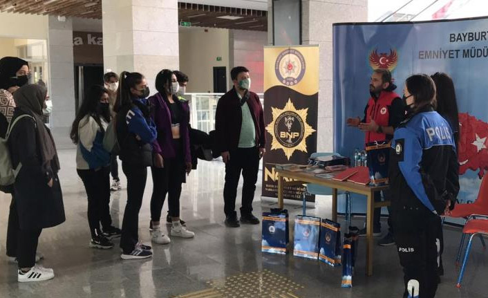 Bayburt'ta polisten öğrencilere uyarılar