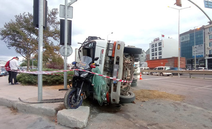 Kum kamyonu polisin üzerine devrildi!