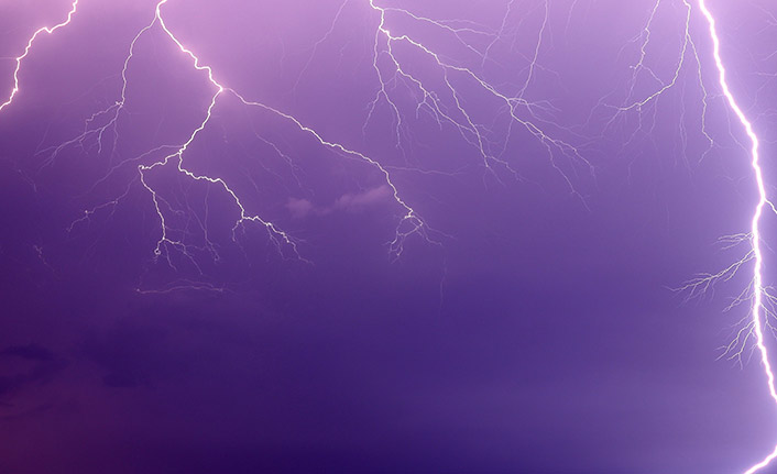 Gecenin karanlığını şimşekler aydınlattı