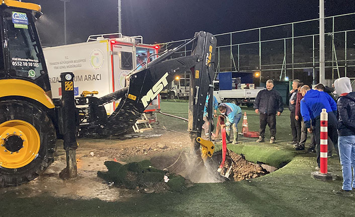 Trabzon'da su arızasını bulmak için futbol sahasını kazdılar
