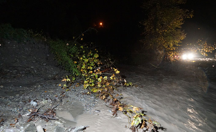 Batı Karadeniz'i yine sel vurdu! Köylere ulaşım sağlanamıyor