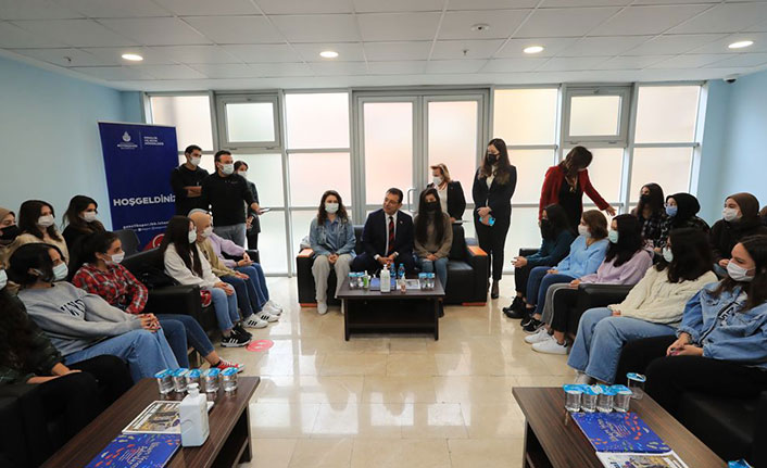 İmamoğlu ile bir öğrencinin diyalogu güldürdü: “Şu siyaseti de bilim yaptınız ya helal olsun”