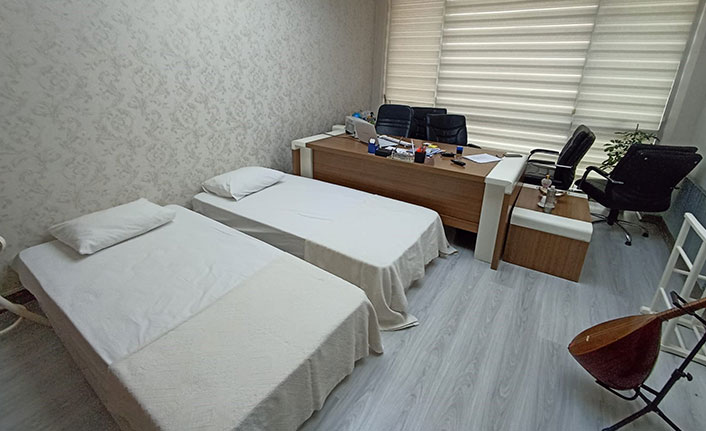 Makam odasını evsiz kalan öğrencilere verdi