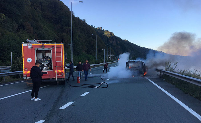 Artvin’de seyir halindeki araç bir anda alevlere teslim oldu.