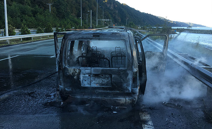 Artvin’de Seyir Halindeki Araç Alev Aldı, Tamamen Yanarak Küle Döndü