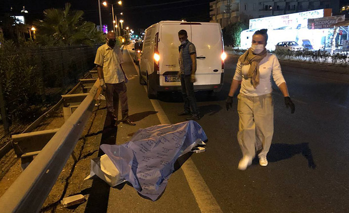 Turistlere otomobil çarptı: 1 ölü 1 yaralı