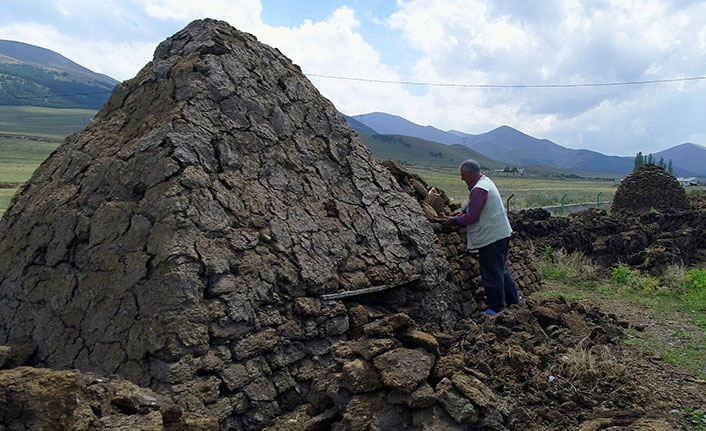 Havalar soğudu köylülerin ilk tercih ettiği yakıt tezek oldu