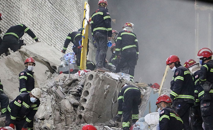 Gürcistan'da bina çöktü! 5 kişinin cansız bedeni çıkarıldı