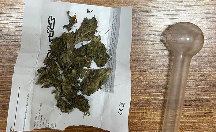 Trabzon’da durdurulan araçtaki şahıstan uyuşturucu çıktı