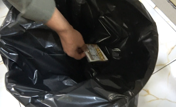 Fark etmeden 200 bin lirayı çöpe attı