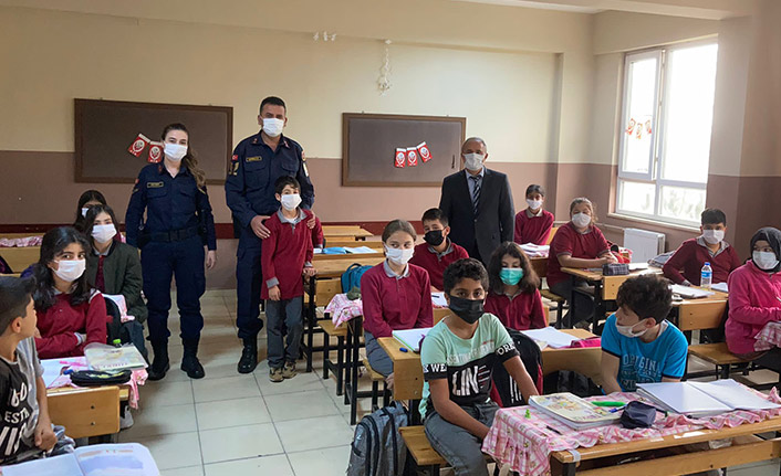 Yolda içi değerli eşya dolu çanta bulan öğrenciden alkış alan hareket