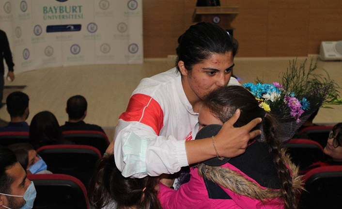 Busenaz Sürmeneli'nin ismi okuduğu okulun salonuna verildi