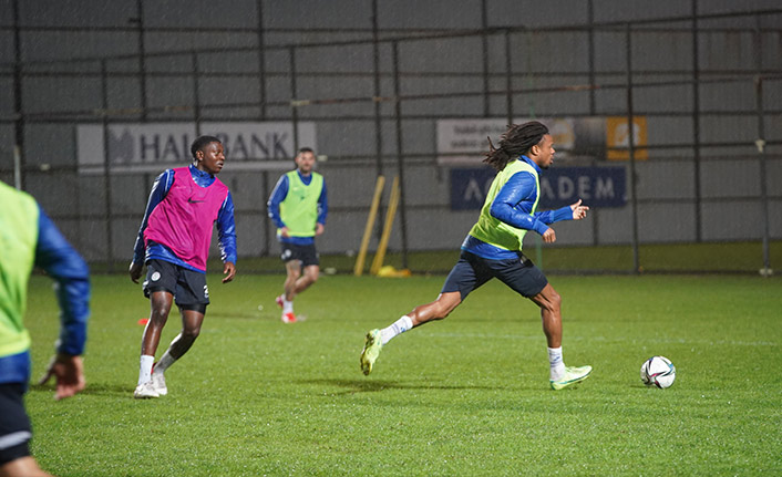 Çaykur Rizespor, Kasımpaşa maçı hazırlıklarına yağmur altında başladı