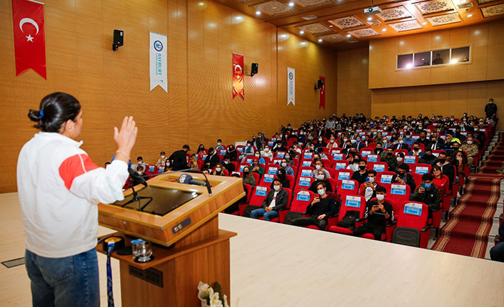 Busenaz Sürmeneli'nin adı spor salonuna verildi