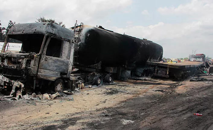 Katliam gibi trafik kazası: 50 ölü