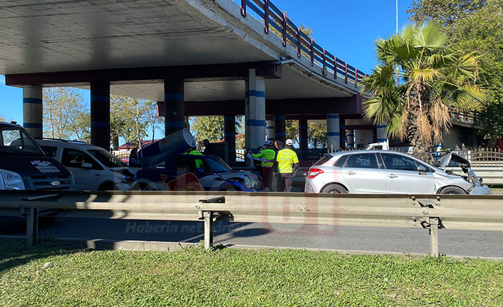 Trabzon’da 4 araç birbirine girdi! Trafik kilitlendi