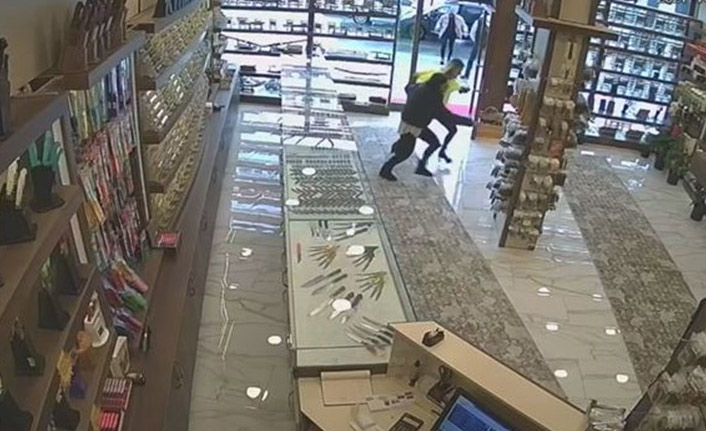 Trabzon'da işyerine silahlı saldırı! O anlar kameraya yansıdı