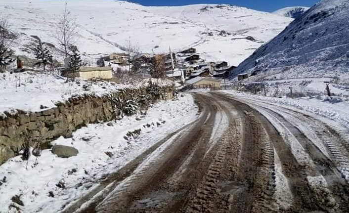 Soğanlı Dağı eteklerinde kardan kapanan yollar açıldı
