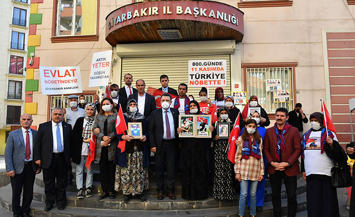 Başkan Genç'ten Diyarbakır annelerine ziyaret! "Annelerimizin ellerini öpüyoruz"