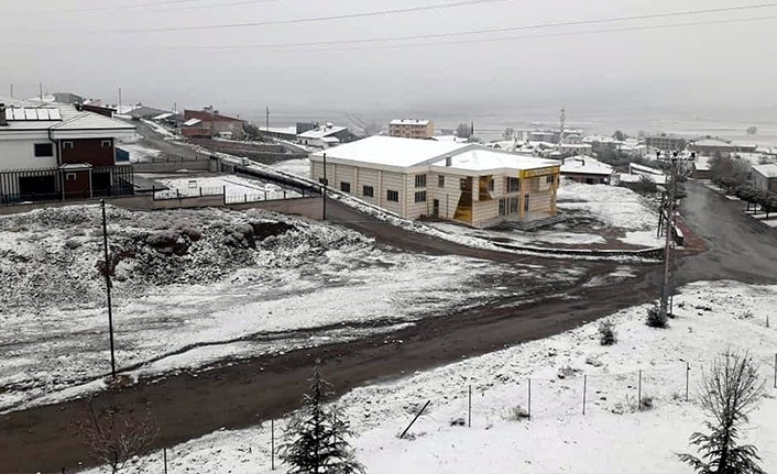 Bayburt'un yüksek kesimleri beyaza büründü