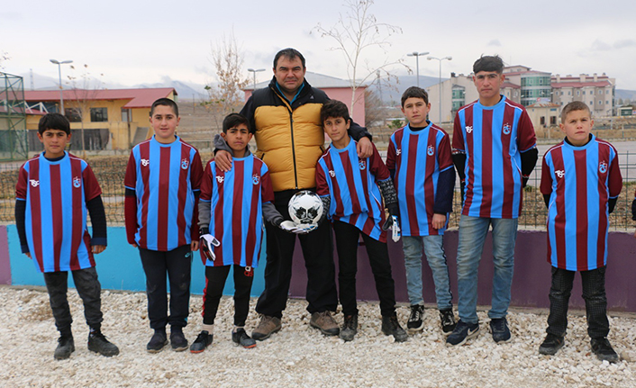 Diyadin bordo-maviye boyandı