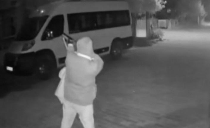 Eve kurşun yağdırıp kaçtı