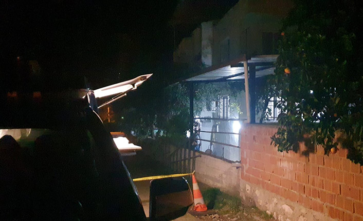 Ayrı yaşadığı eşini ve kızını silahla öldürdü